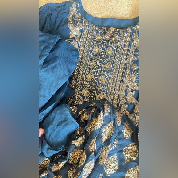 Brand new Medium size Asian/desi outfit. Dm for details - Picture 2 of 5